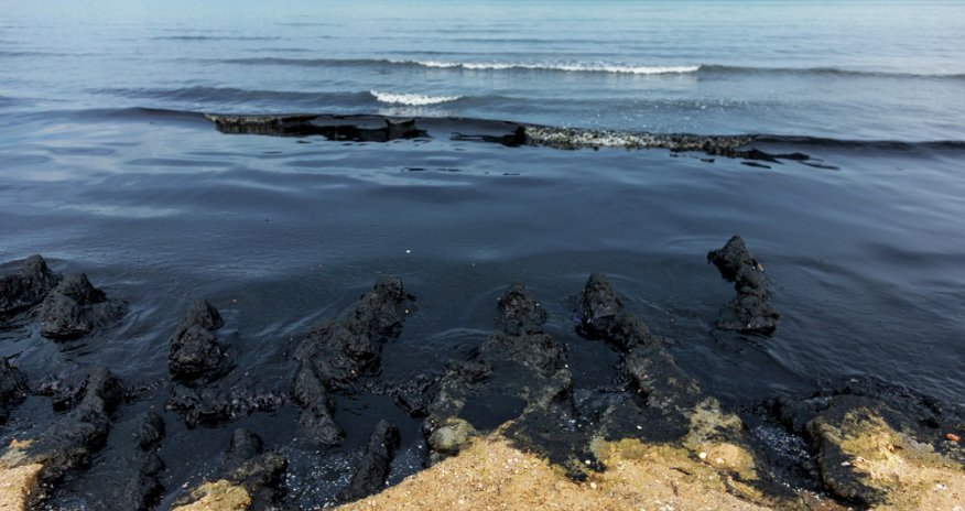 В Норвегии с севшего на мель судна вытекло четыре тысячи литров топлива