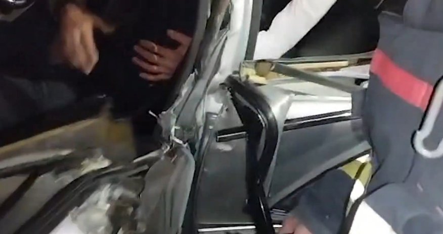 Maşında sıxılı vəziyyətdə qalan sürücü xilas edilib - Video