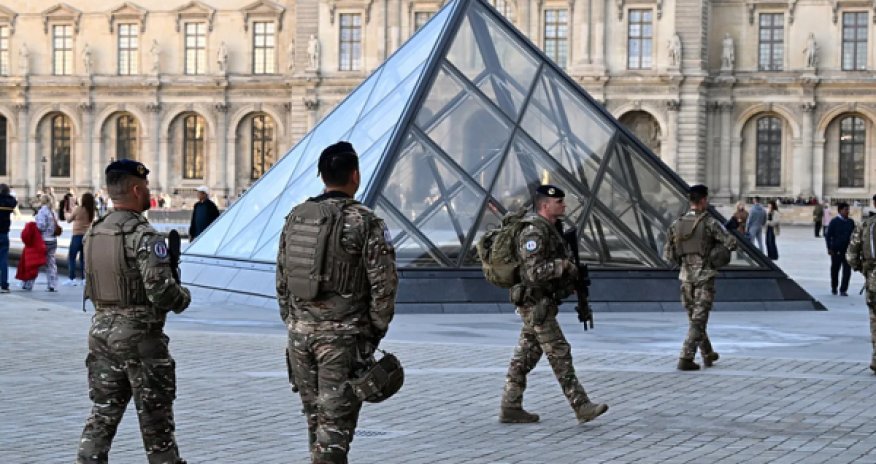 Депутаты допросят директора Лувра