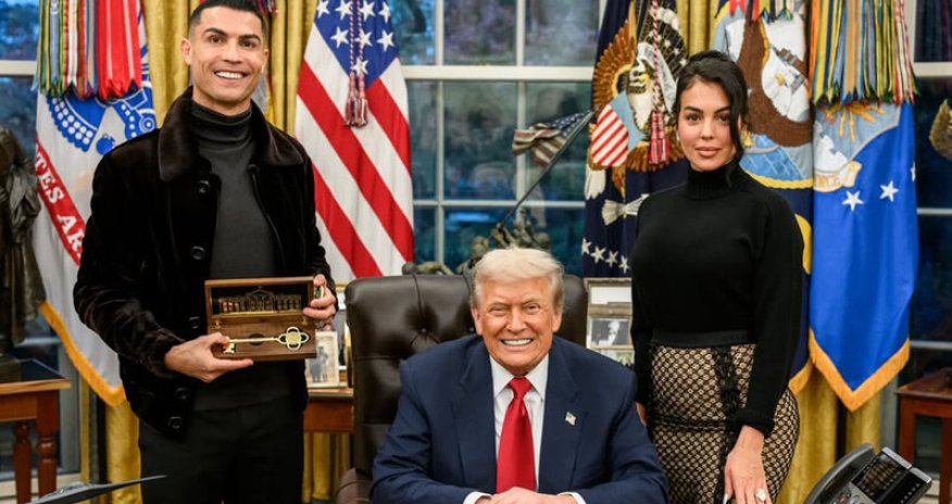 Tramp Ronaldoya Ağ Evin simvolik açarını hədiyyə edib