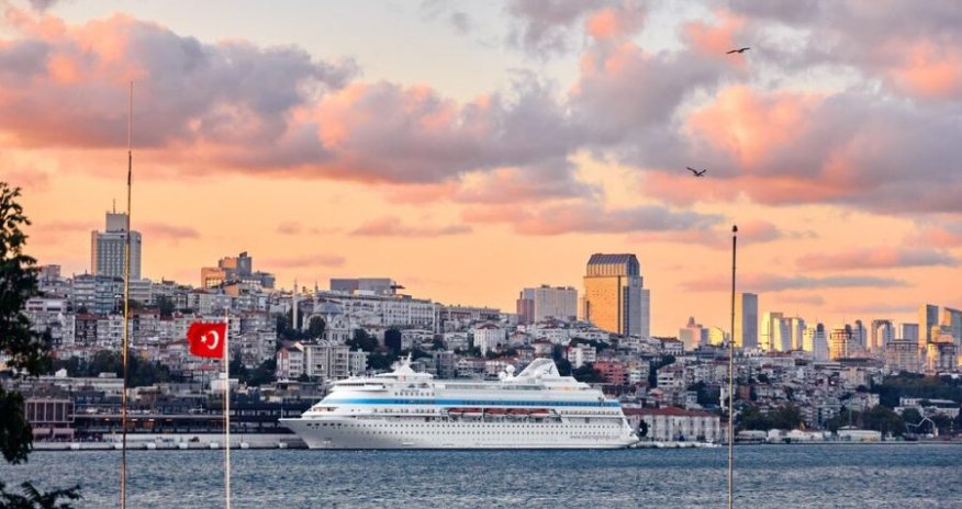 После запрета турецкому парому в Стамбул не пускают российский лайнер