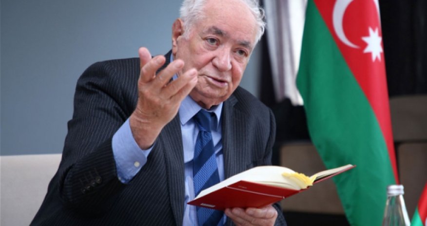 Алиев наградил народного поэта