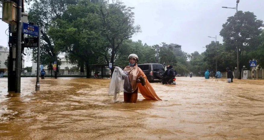 Во Вьетнаме из-за наводнений погибли по меньшей мере 90 человек