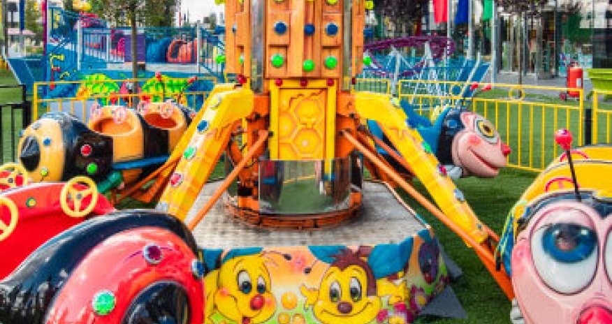 İstanbulda parkda 5 uşağı elektrik vurub