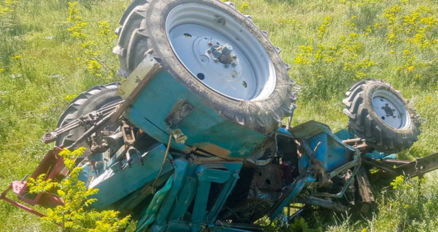 Ağdamda pambıq yüklü traktor aşıb, xəsarət alan var