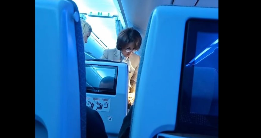 Министр здравоохранения Казахстана оказала помощь пассажирке на борту самолёта