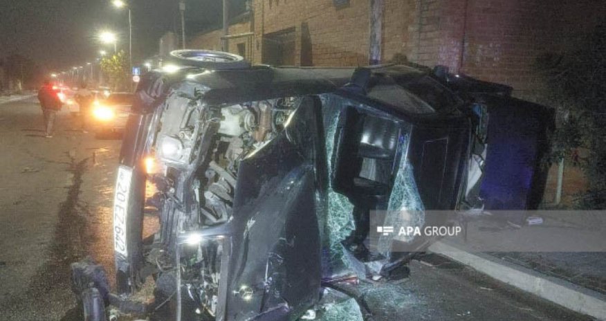 Gəncədə avtomobil aşıb, xəsarət alanlar var