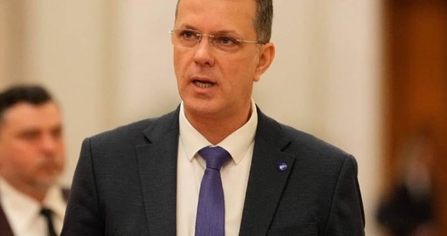 Rumıniyanın müdafiə naziri istefa verib