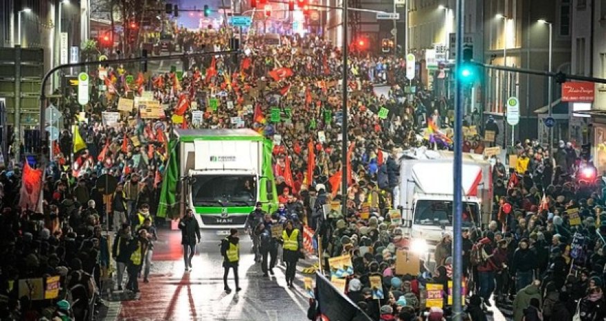 В Германии митинг против оппозиции перерос в столкновения с полицией