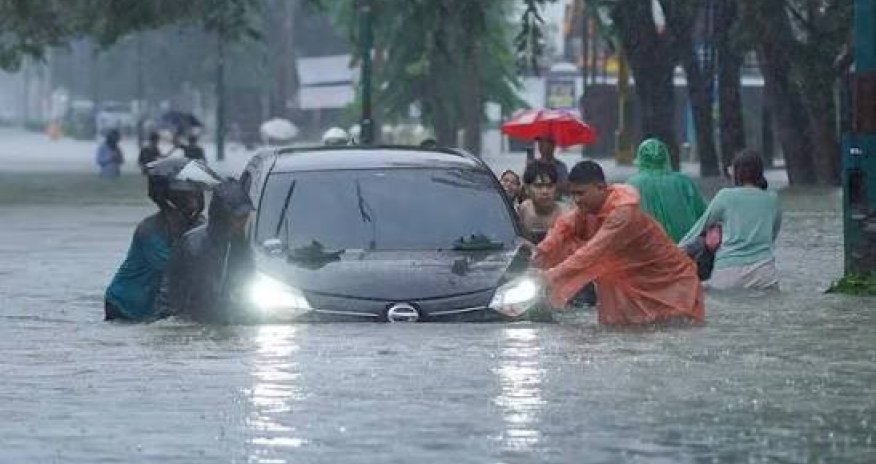 Число жертв наводнения в Индонезии превысило 440