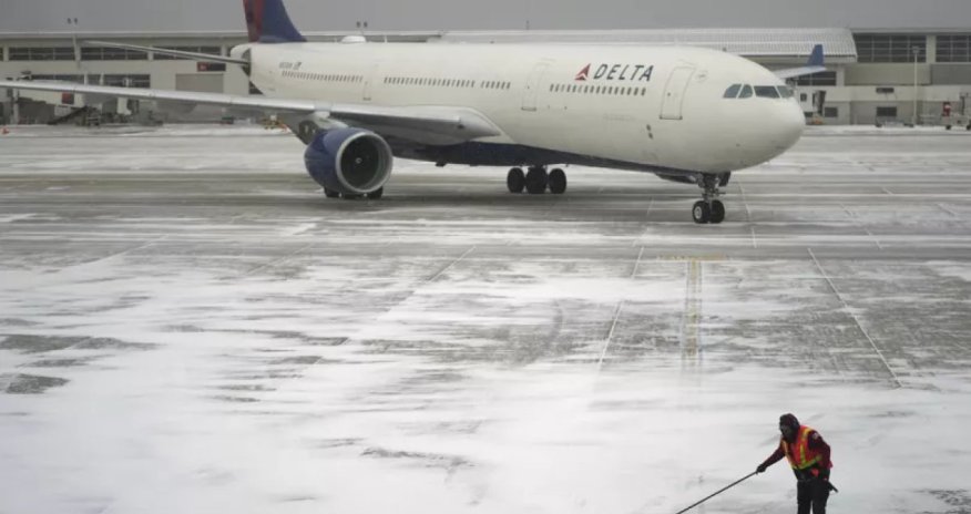 Snowstorm in the U.S. cancels hundreds of flights, delays thousands