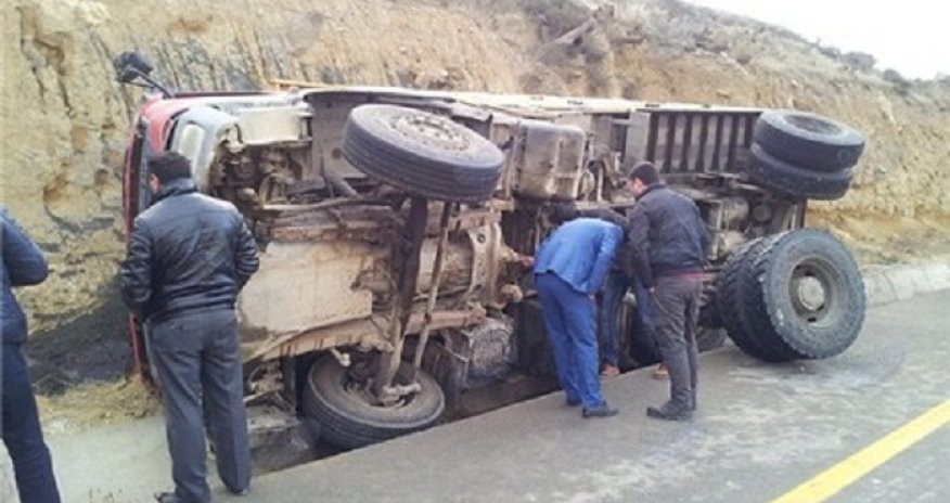 
Kəlbəcərdə sementlə dolu maşın aşıb, xəsarət alan var