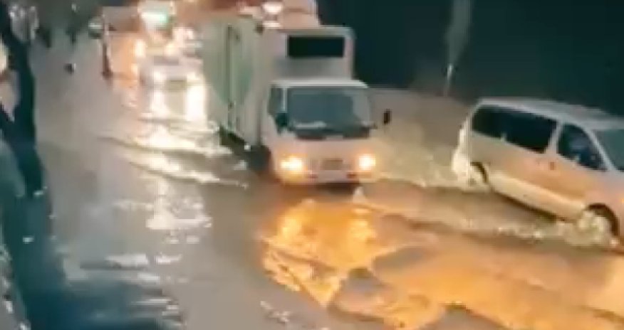 Проливные дожди нарушили движение у Бакинского железнодорожного вокзала