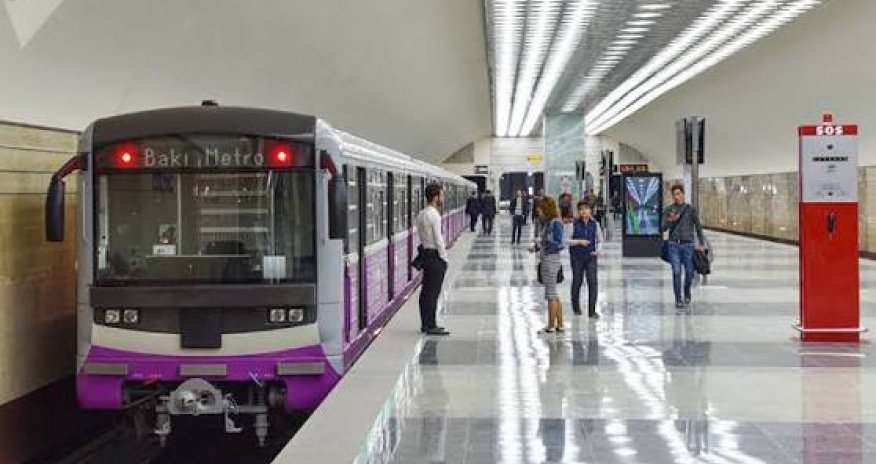 Metronun "28 may" stansiyasında qatarda problem yaranıb