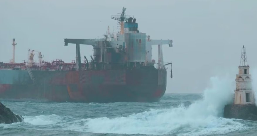 Болгария сняла часть экипажа с поврежденного украинским дроном танкера