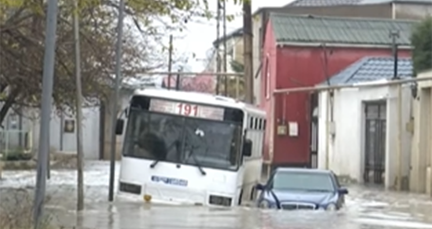 6-7 ildir yağış yağanda evləri və küçəni su basır - Şikayət/Video