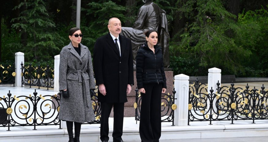 Prezident və ailəsi Heydər Əliyevin məzarını ziyarət edib