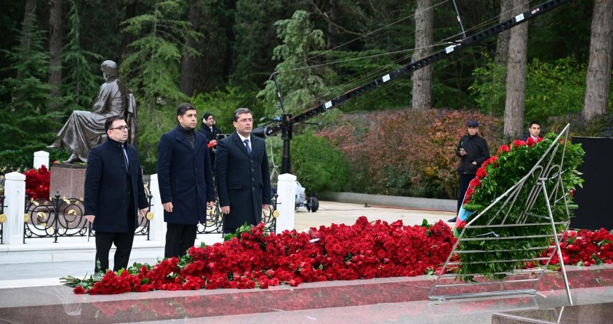 MEDİA Heydər Əliyevin məzarını ziyarət edib
