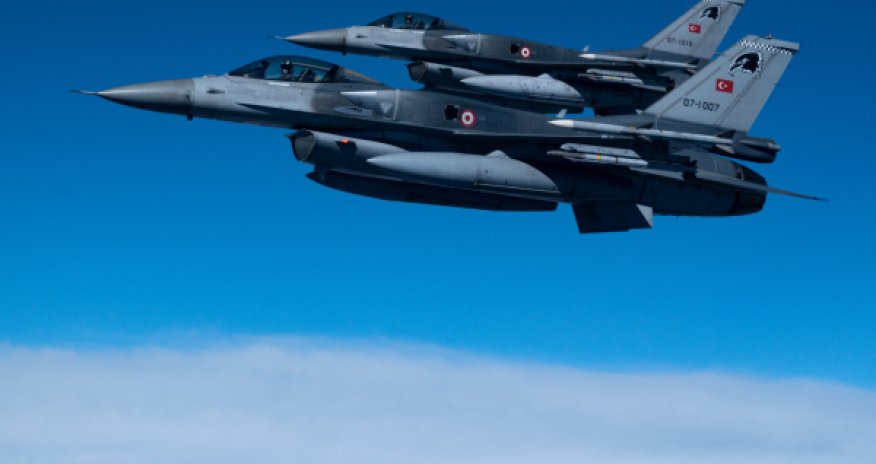 Турецкий истребитель сбил дрон над Черным морем