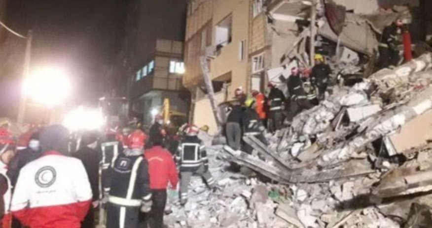 İranda yaşayış binası çöküb