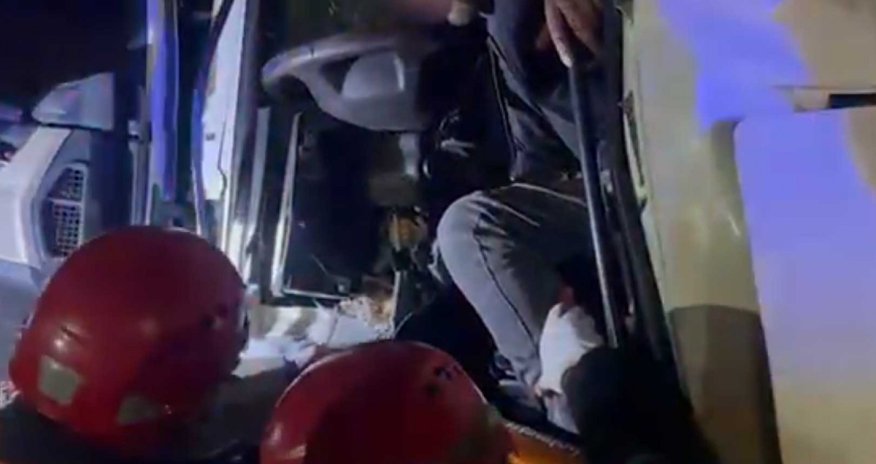 Bakıdakı qəzada yük avtomobilinin sürücüsü xilas edilib &ndash; FHN