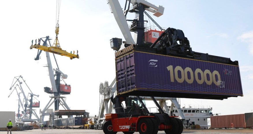 Бакинский порт увеличил перевалку контейнеров до рекордных 100 тыс. TEU