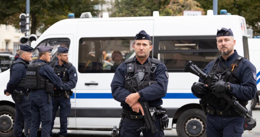 МВД Франции усилит меры безопасности в преддверии новогодних праздников