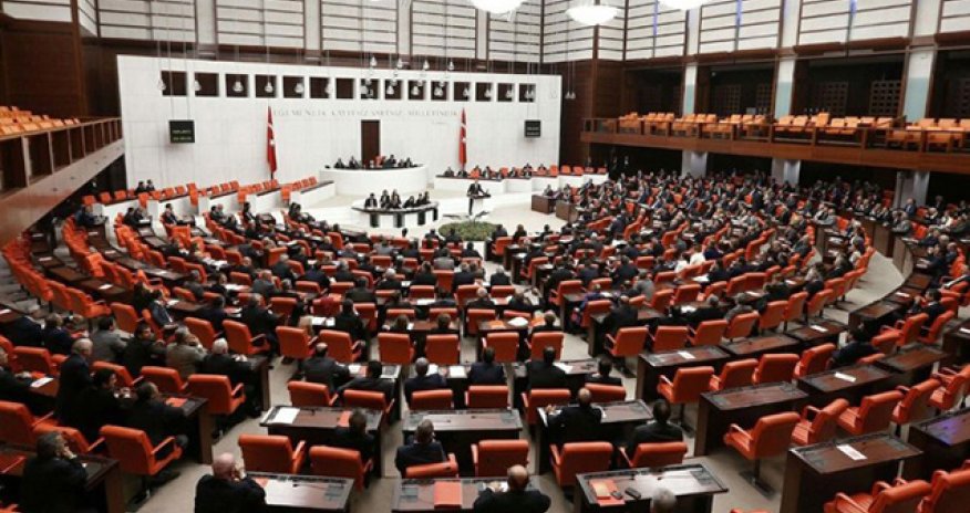 Türkiyə parlamentində deputatlar əlbəyaxa dava edib - Video