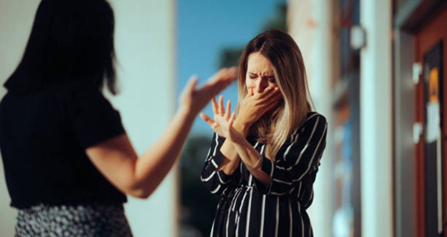 Küçədə əlbəyaxa dava edən müəllimləri polis 50 manat cərimələyib