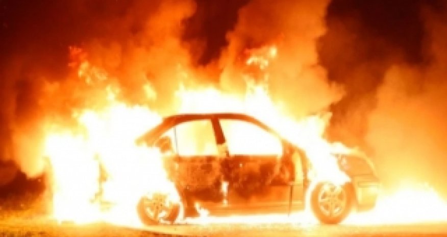 Sumqayıtda avtomobil yanıb