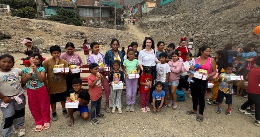 Azərbaycan səfirliyi Peruda aztəminatlı ailələrin uşaqlarına bayram hədiyyələri verib