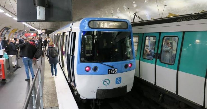 Naməlum şəxs Paris metrosunda qadınlara bıçaqla hücum edib