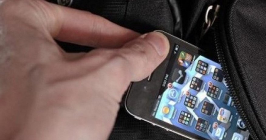 Avtobusda sürücünün telefonunu götürüb qaçan sərnişin saxlanılıb