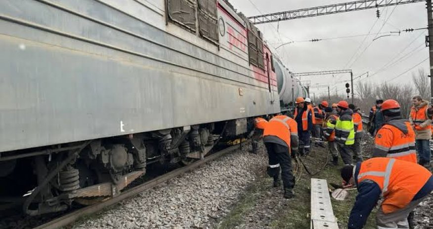 В Ростовской области РФ грузовой поезд сошел с рельсов