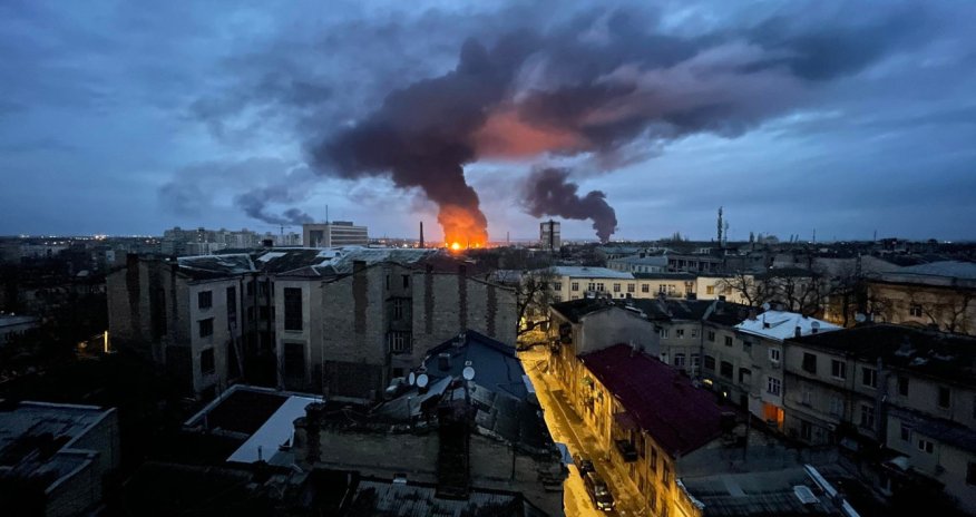 При обстреле Одессы войсками РФ ранены четыре человека, горят дома и автомобили