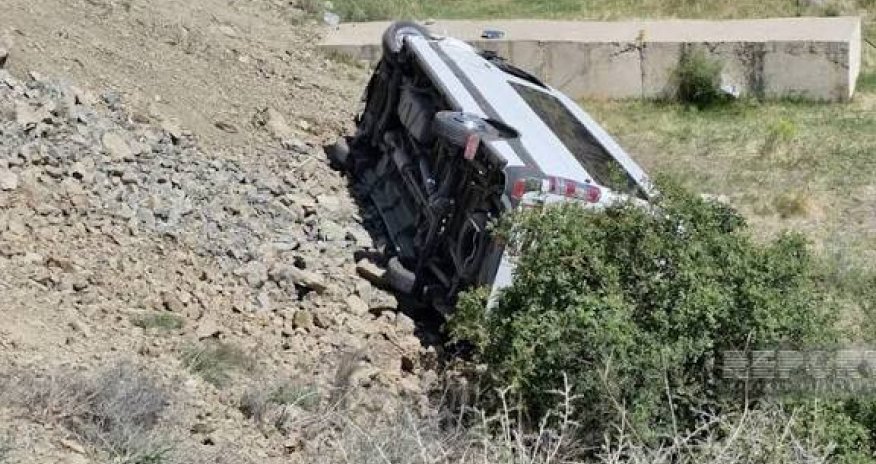 Lerikdə mikroavtobus dərəyə aşıb, yaralılar var
