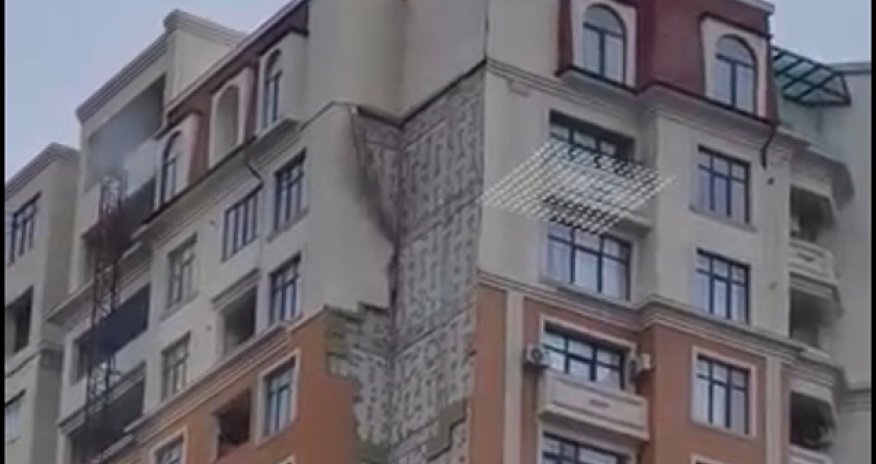 Nərimanovda binanın fasadı uçub - Video