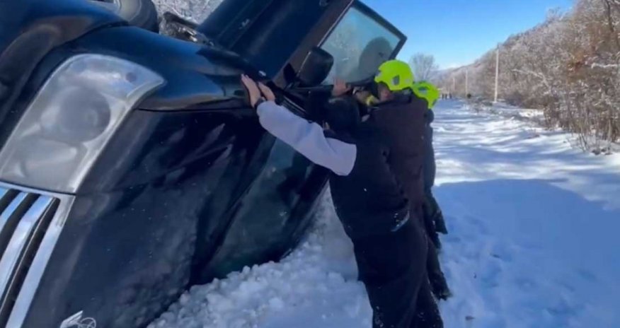 İsmayıllıda buz bağlayan yolda avtomobil aşıb - Video