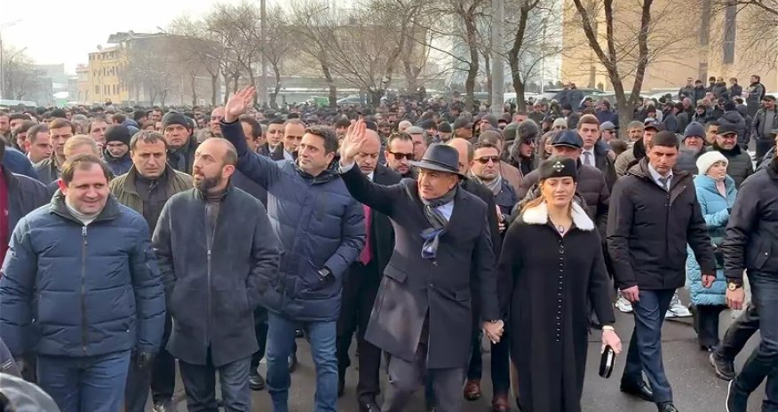 Пашинян возглавил шествие в Ереване после рождественской литургии