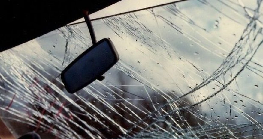 Salyanda mikroavtobus minik avtomobili ilə toqquşub, 9 nəfər xəsarət alıb