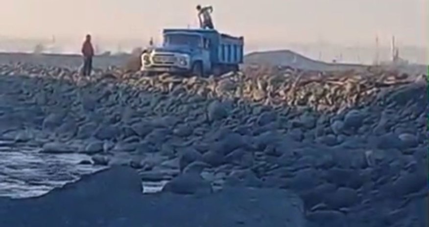 Balakəndə çaydan qanunsuz qum-çınqıl daşıyanlar məsuliyyətə cəlb olunub