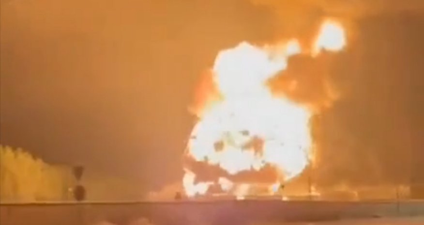 После атаки дронов в России горит нефтебаза