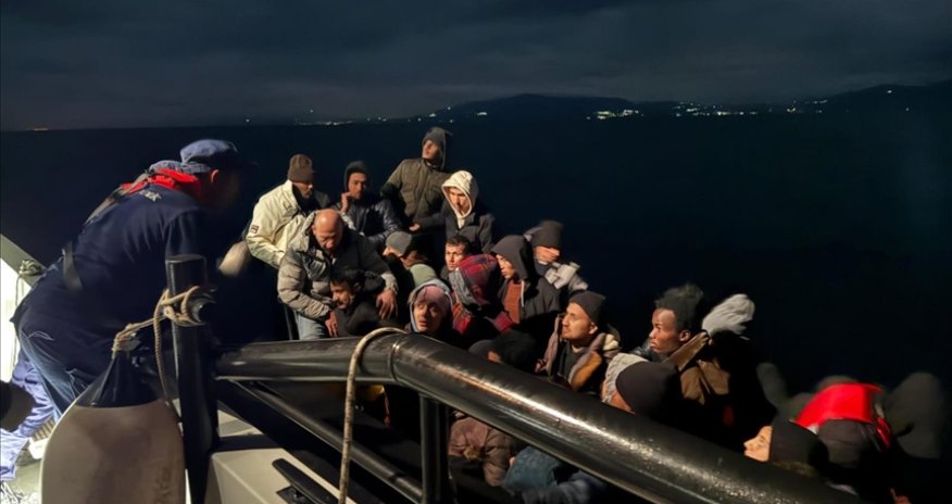 Береговая охрана Турции спасла 37 мигрантов у побережья Измира