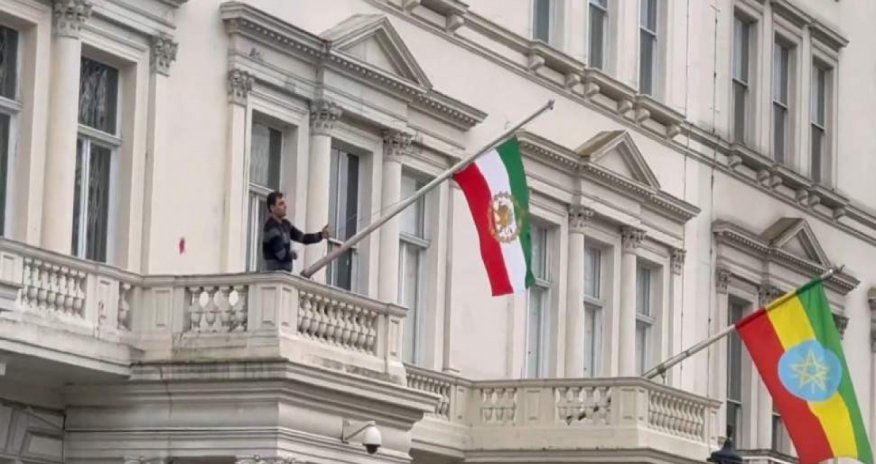 Londonda etirazçılar İran səfirliyinin binası üzərindəki bayrağı dəyişdiriblər - Video