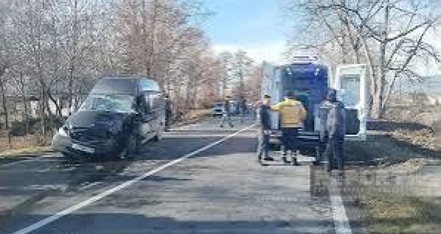 Oğuzda yük və minik avtomobilləri toqquşub, xəsarət alanlar var