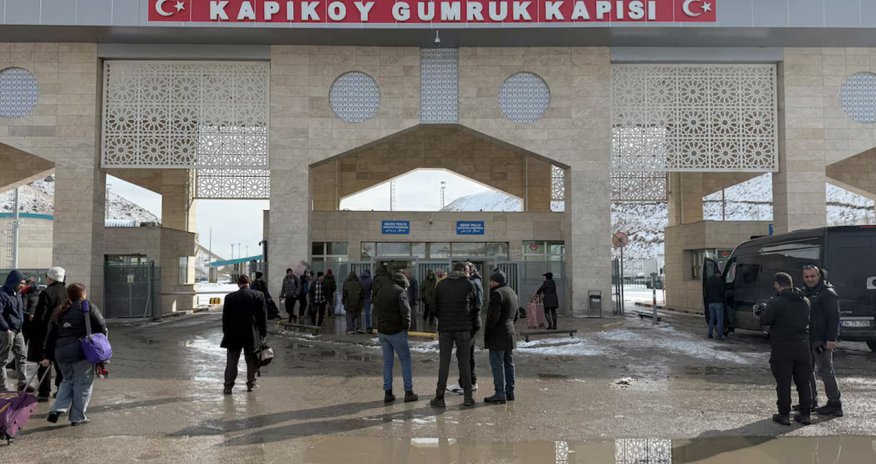 İran vətəndaşları quru sərhədlərini keçərək Türkiyəyə gedir