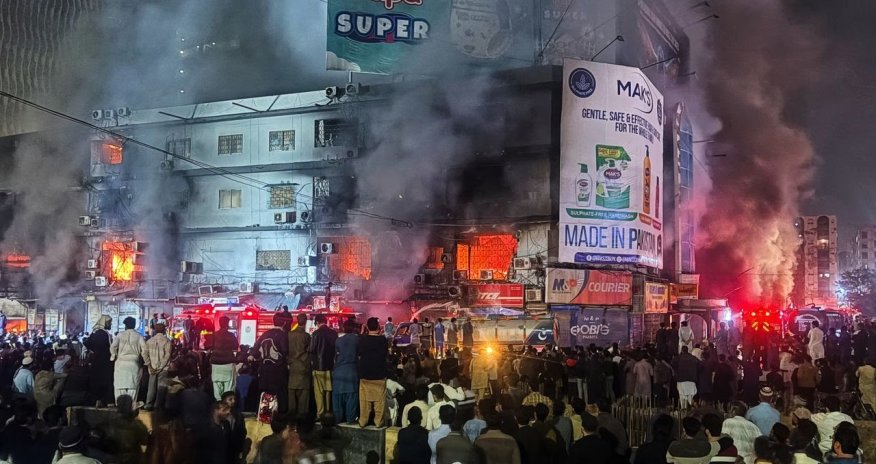 В Пакистане при пожаре в торговом центре погибли три человека