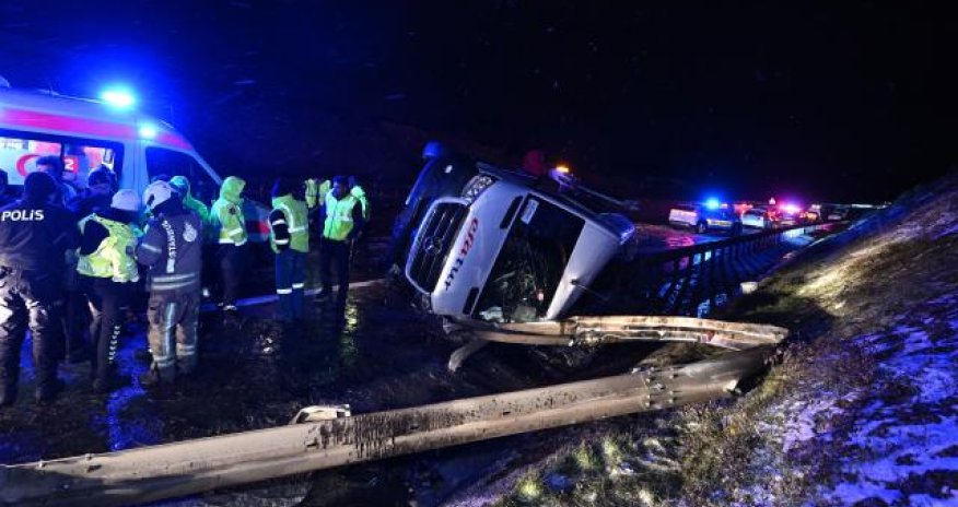 В Стамбуле более 10 человек пострадали при опрокидывании микроавтобуса