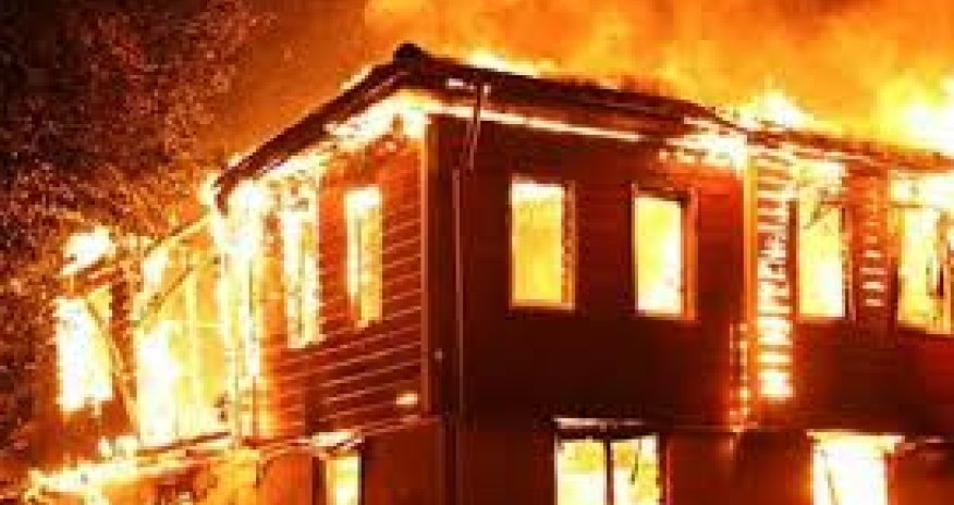 Yevlaxda beşotaqlı ev yanıb