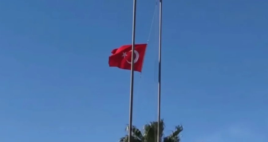 Suriyalılardan Türkiyə bayrağına hörmətsizlik